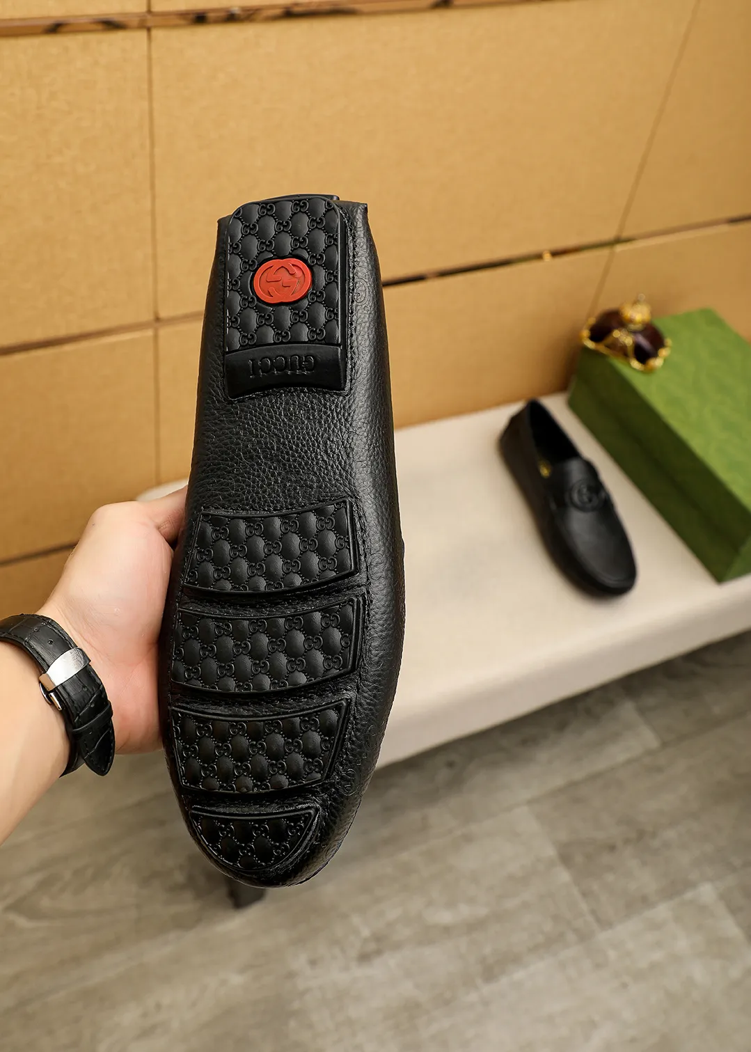 Men's shoes 💰420 💐 Product trademark: GUCCI "Gucci" Doudou shoes Regular size: 38-44 (45🉑️customized) Product materials: Selected imported first-layer calfskin embossed upper + luxury hardware buckle, imported sheep 🐑 leather lining. Strong three-dimensional visual effect, original outsole color: 2 colors available